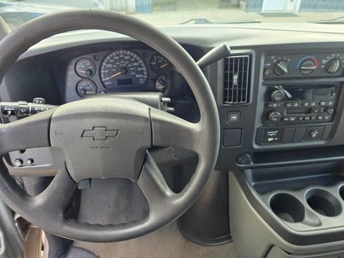 Used 2007 Chevrolet Express 3500 Extended Passenger w/ LT Preferred Equipment Group RWD image 2