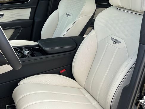 Used 2025 Bentley Bentayga AWD/4WD image 14