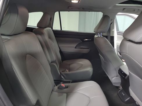 Used 2023 Toyota Highlander XLE AWD/4WD image 30