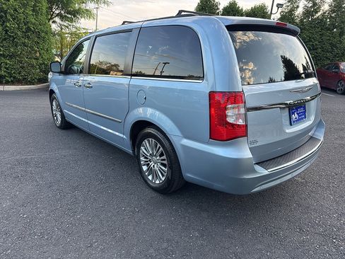 Used 2013 Chrysler Town & Country Touring-L w/ Entertainment Group #2 FWD image 10