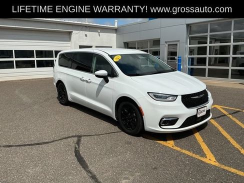 Used 2023 Chrysler Pacifica Touring-L FWD image 2