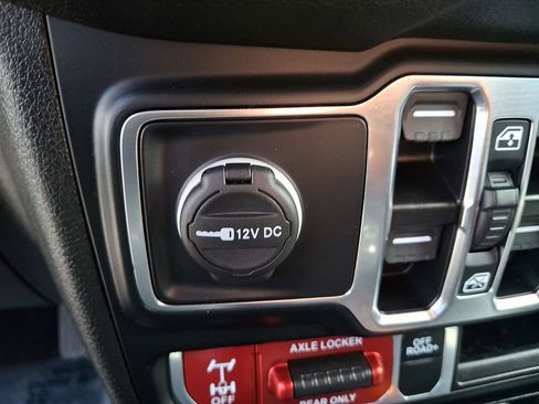 Used 2024 Jeep Wrangler Unlimited image 25