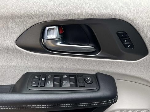 Used 2023 Chrysler Pacifica Touring-L FWD image 20