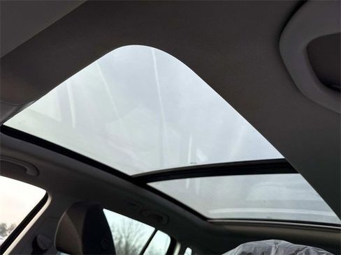 Used 2013 Volkswagen Tiguan S image 22