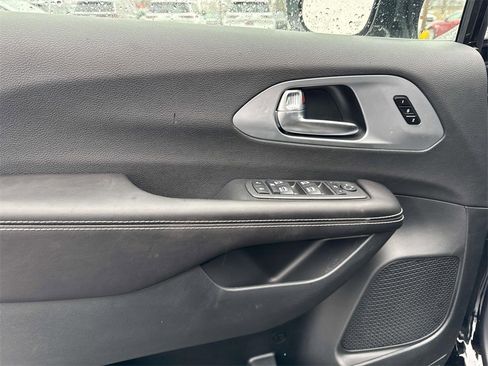 New 2026 Chrysler Pacifica Limited image 11