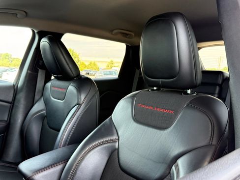 Used 2017 Jeep Cherokee Trailhawk AWD/4WD image 19