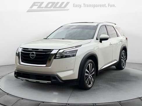 Certified 2024 Nissan Pathfinder Platinum FWD image 4