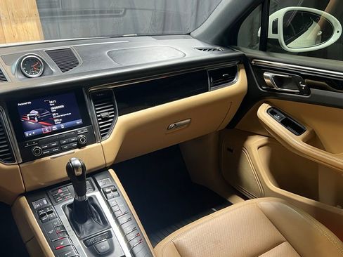 Used 2018 Porsche Macan Base w/ Premium Package image 31