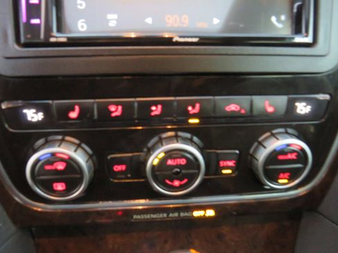 Used 2014 Volkswagen Passat TDI SEL Premium image 19