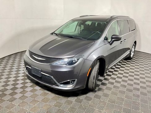 Used 2017 Chrysler Pacifica Touring-L Plus image 10
