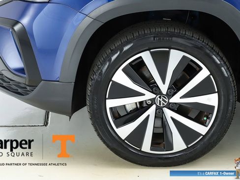 Used 2023 Volkswagen Taos SE w/ Panoramic Sunroof Package FWD image 5