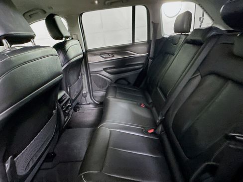 Used 2023 Jeep Grand Cherokee Limited w/ Black Appearance Package image 27