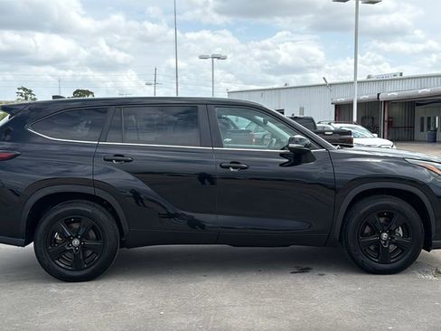Certified 2024 Toyota Highlander LE image 4