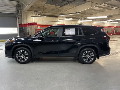 Certified 2024 Toyota Highlander XLE image 7