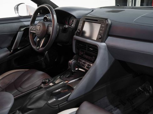 Used 2020 Nissan GT-R Premium AWD/4WD image 17