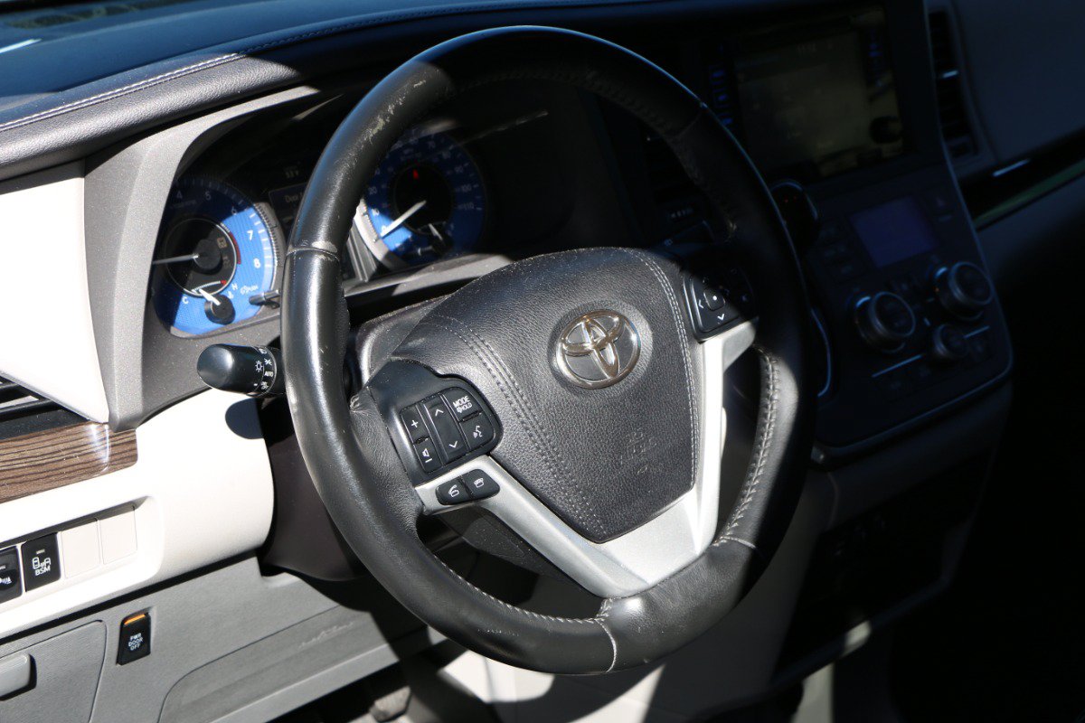 Used 2015 Toyota Sienna XLE w/ XLE Navigation Package FWD image 17