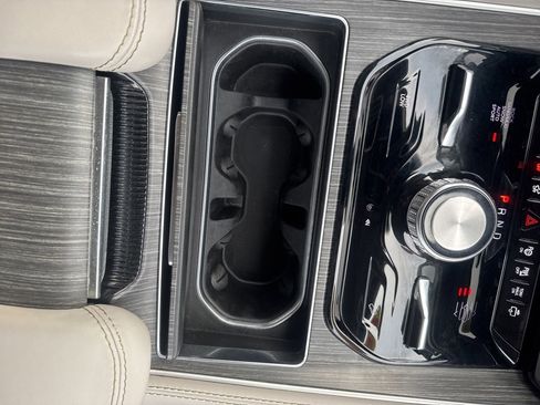 Used 2023 Jeep Wagoneer Series III w/ Premium Group I image 38