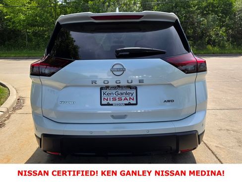 Certified 2026 Nissan Rogue SV AWD/4WD image 4