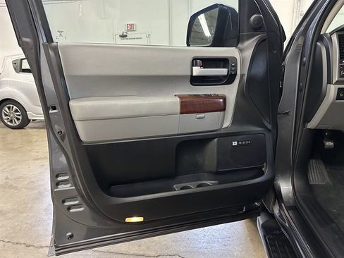 Used 2014 Toyota Sequoia Platinum image 25