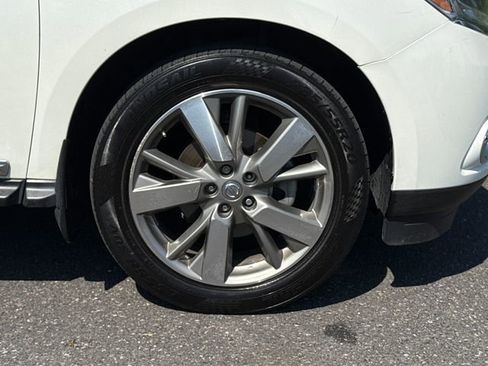 Used 2016 Nissan Pathfinder Platinum w/ Family Entertainment Package FWD image 11
