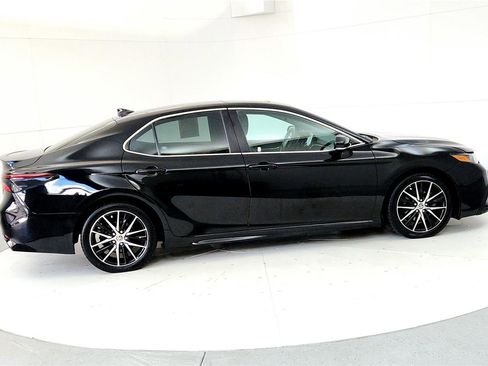 Used 2022 Toyota Camry SE image 6