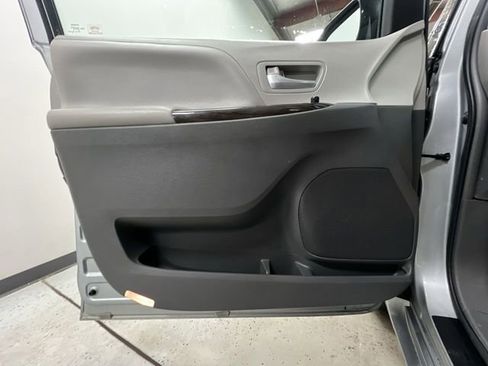 Used 2015 Toyota Sienna XLE image 22