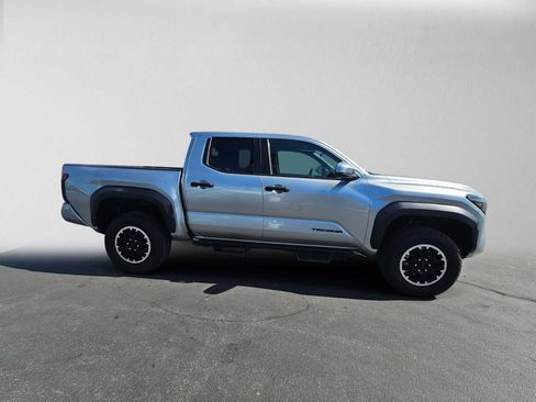 Certified 2025 Toyota Tacoma TRD Off-Road AWD/4WD image 2
