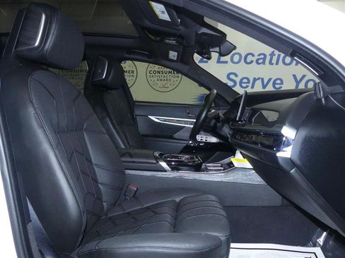 Used 2023 BMW i7 xDrive60 image 9