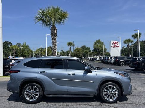 Used 2023 Toyota Highlander Limited FWD image 11