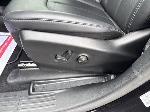 Used 2025 Chrysler Pacifica Select FWD image 7