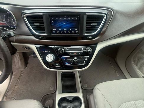 Used 2018 Chrysler Pacifica L FWD image 24