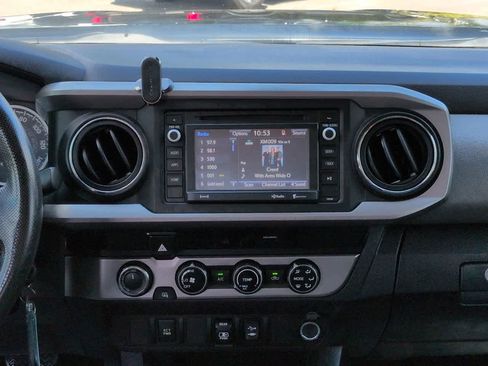 Used 2018 Toyota Tacoma SR5 AWD/4WD image 17