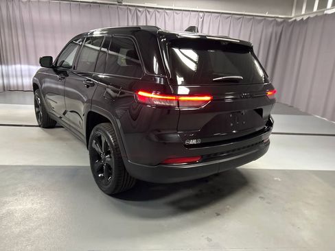 Used 2023 Jeep Grand Cherokee Limited w/ Luxury Tech Group II image 5