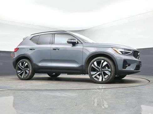 Used 2023 Volvo XC40 B5 Plus w/ Climate Package image 9