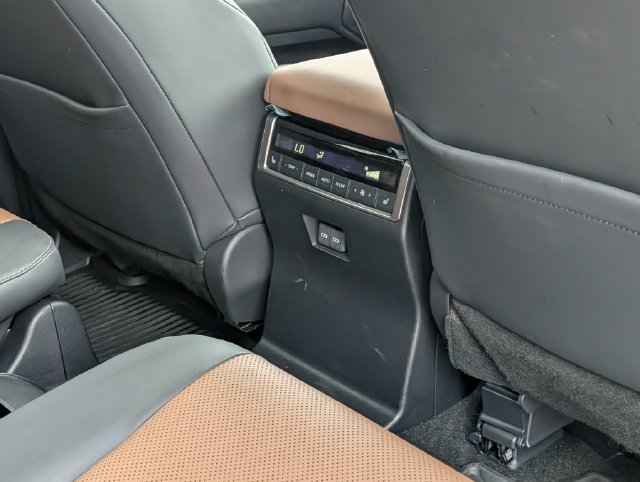 Used 2025 Lexus GX 550 w/ Accessory Package (2T) AWD/4WD image 33
