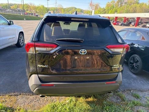 Used 2023 Toyota RAV4 XLE Premium image 9