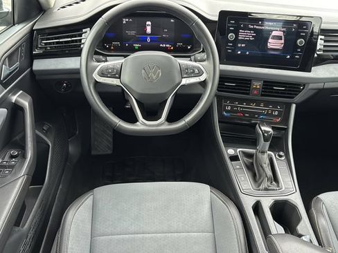 Used 2025 Volkswagen Jetta SE FWD image 15