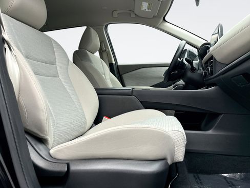 Used 2023 Nissan Rogue SV image 16