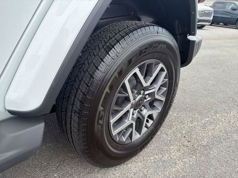 New 2026 Jeep Wrangler Unlimited Sahara AWD/4WD image 13