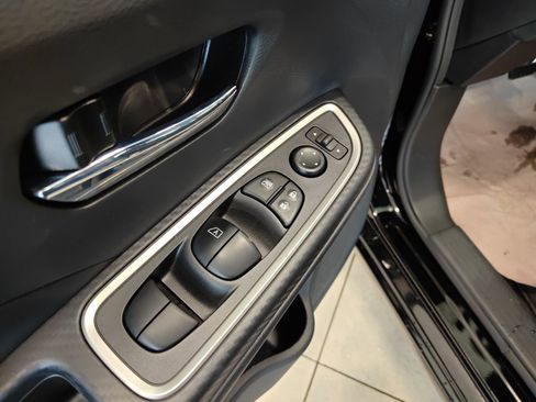 New 2025 Nissan Versa SR w/ Trunk Package image 9