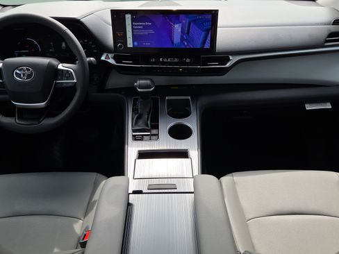 Used 2025 Toyota Sienna XLE FWD image 16
