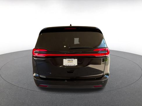 Used 2025 Chrysler Pacifica Limited FWD image 10