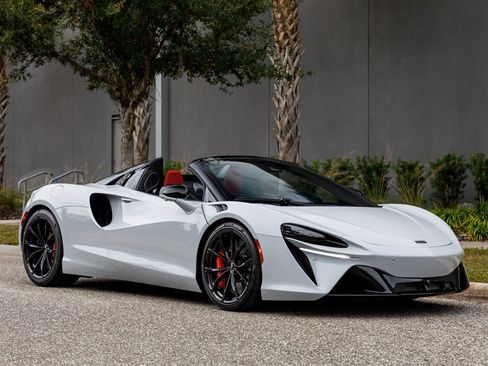 Used 2025 McLaren Artura Spider image 2