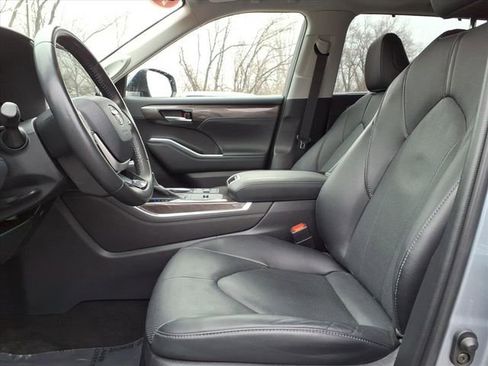 Used 2023 Toyota Highlander Limited image 14