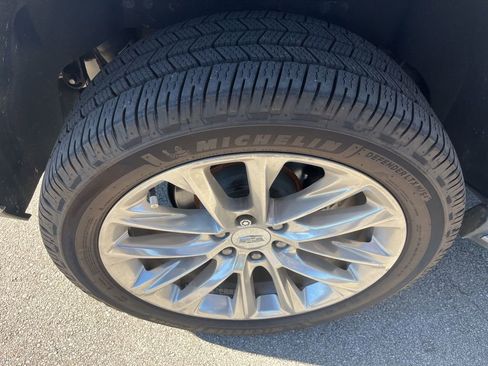 Used 2018 Cadillac Escalade Luxury image 11