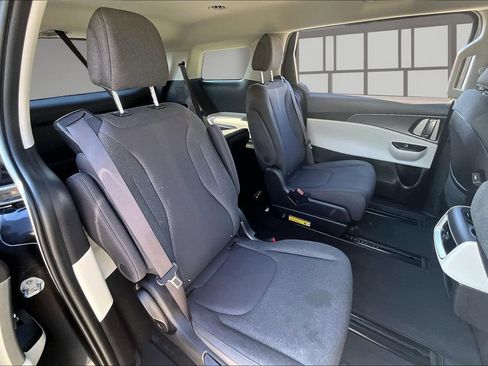 Used 2024 Kia Carnival LX FWD image 23