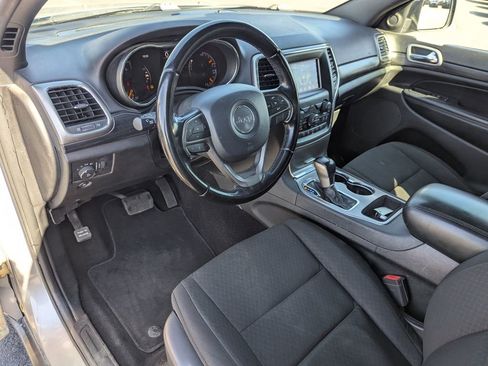 Used 2020 Jeep Grand Cherokee Laredo AWD/4WD image 24