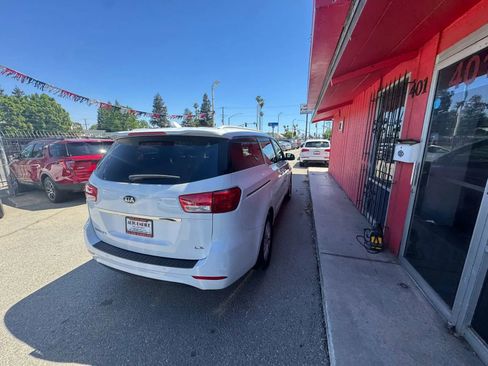 Used 2017 Kia Sedona LX w/ LX Essentials Premium Package FWD image 5