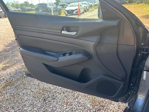 Used 2025 Nissan Altima 2.5 SV FWD image 18