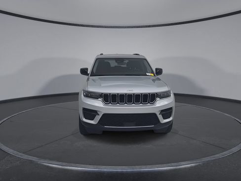 Used 2023 Jeep Grand Cherokee Laredo AWD/4WD image 6
